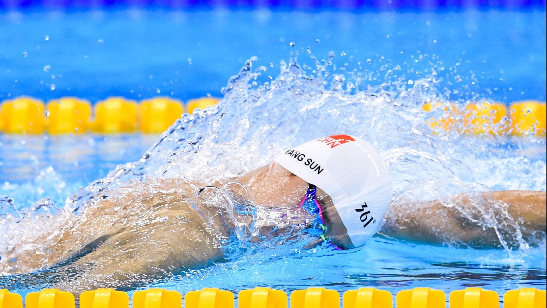 当蒙得维的亚遇见翡冷翠,莱万在跨时空对决中的决定性光芒