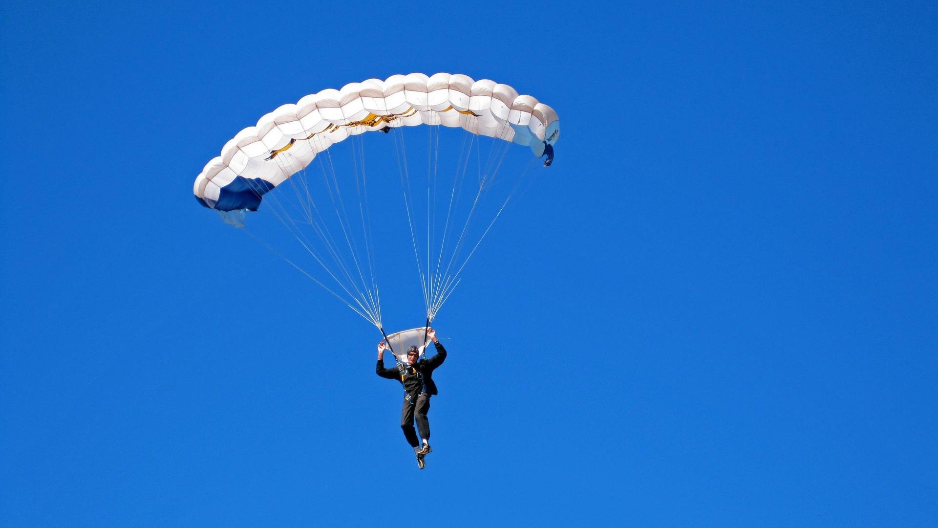 快船绝杀开拓者，英格拉姆彻底打爆防线，一场个人英雄主义与团队韧性的交响